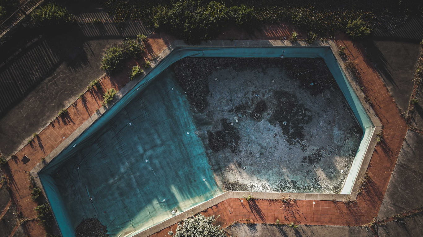 Infographic comparing chlorine pool treatment risks and liabilities for pool companies